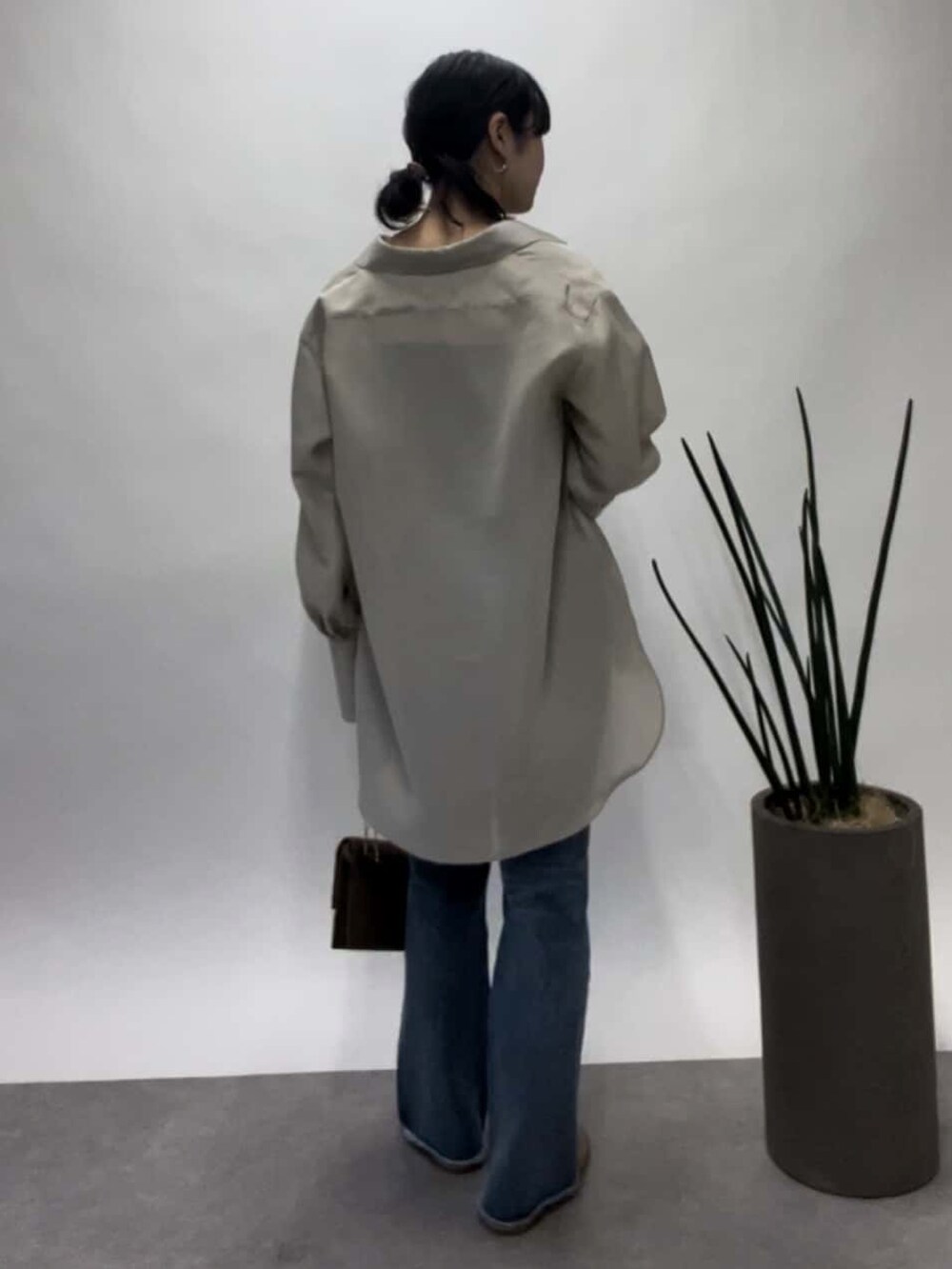 ベージュ系のシャツ/ブラウス、ブルー系のデニムパンツ、ベージュ系のローファーを着用したレディースの春コーディネートの3枚目の写真