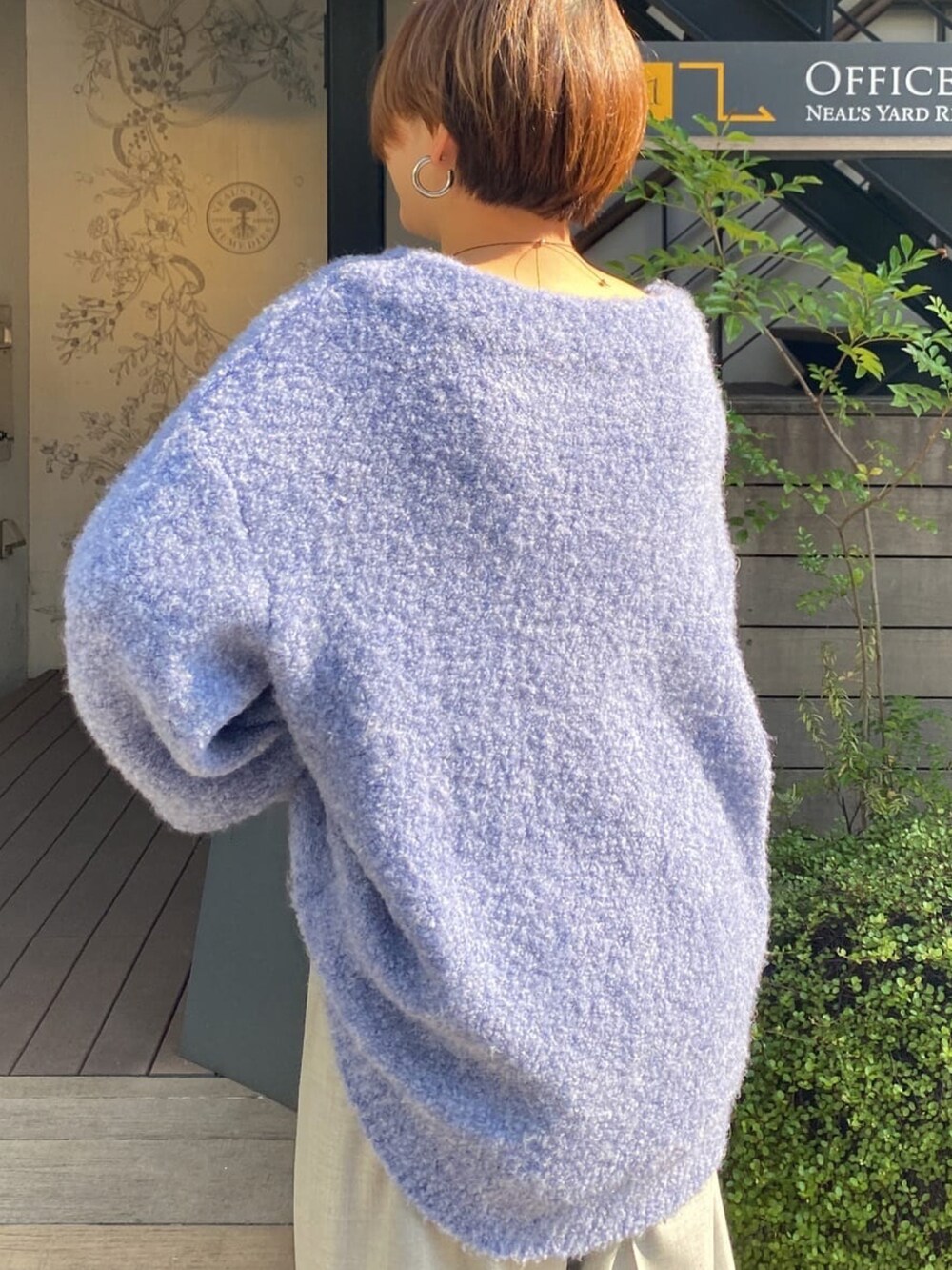 ブルー系のニット/セーター、グレー系のその他パンツ、ブラック系のローファーを着用したレディースの秋コーディネートの3枚目の写真