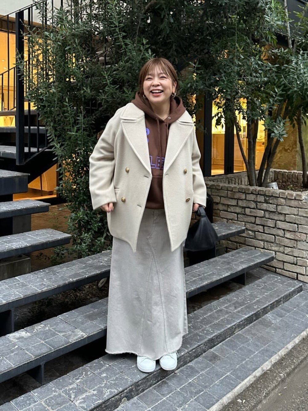「ブラウン、休日スタイル、お出かけコーデ、秋服コーデ、ゆるコーデ、ラクチンコーデ、カジュアルコーデ、大人女子、Pコート、デニムスカート、パーカー、ロゴパーカー」｜「RIVE DROITEの予約【2サイズ展開になってリバイバル！】ラグランPコート（ピーコート、ベージュ系）」を使った、RIVE DROITE officialさん（骨格ストレート・レディース・165cm）の秋コーディネートの2枚目の写真