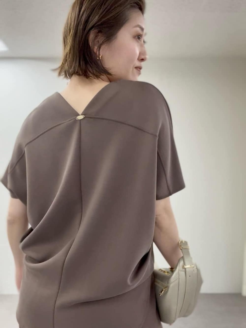 ベージュ系のその他シューズ、ゴールド系のショルダーバッグ、ブラウン系のその他パンツを着用したレディースの春コーディネートの5枚目の写真