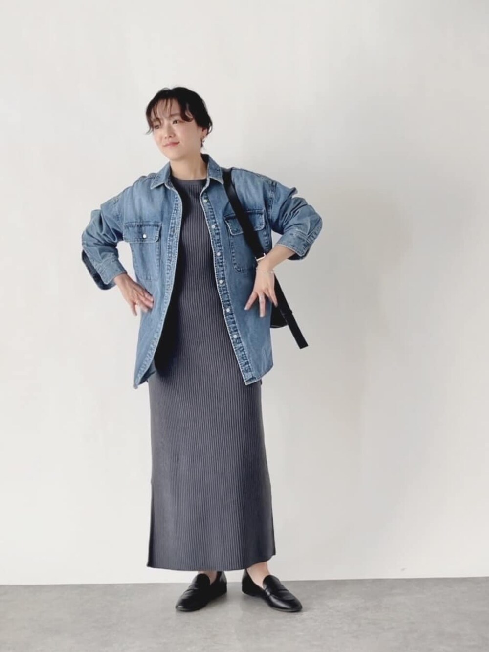 グレー系のワンピース、ブルー系のシャツ/ブラウス、ブラック系のローファーを着用したレディースの冬コーディネートの4枚目の写真