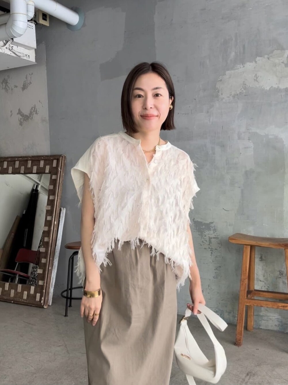 ホワイト系のシャツ/ブラウス、ブラウン系のサンダル、ホワイト系のボディバッグ/ウエストポーチを着用したレディースの夏コーディネートの4枚目の写真