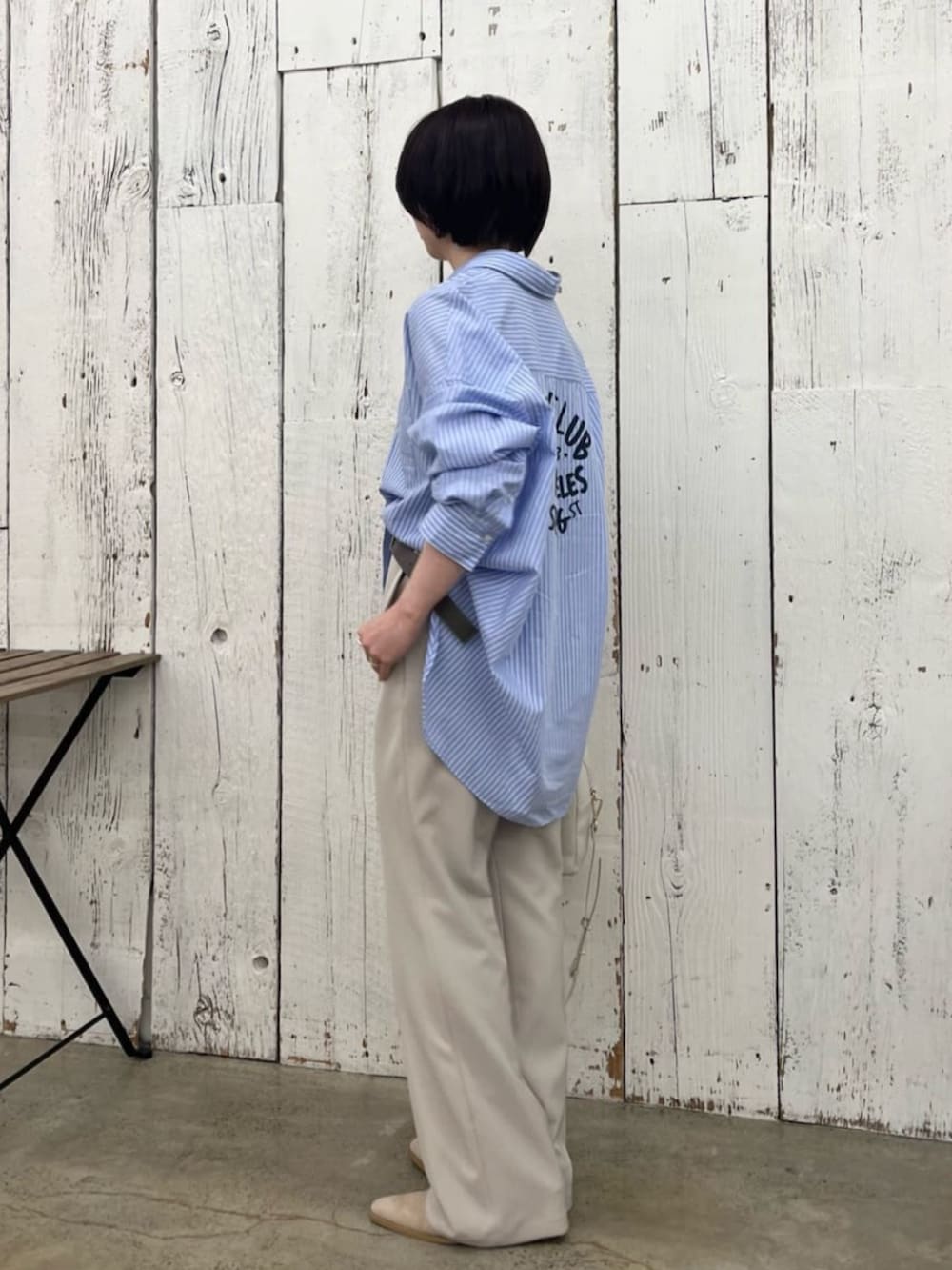 ホワイト系のボストンバッグ、ブルー系のシャツ/ブラウス、グリーン系のその他アウターを着用したレディースの春コーディネートの6枚目の写真