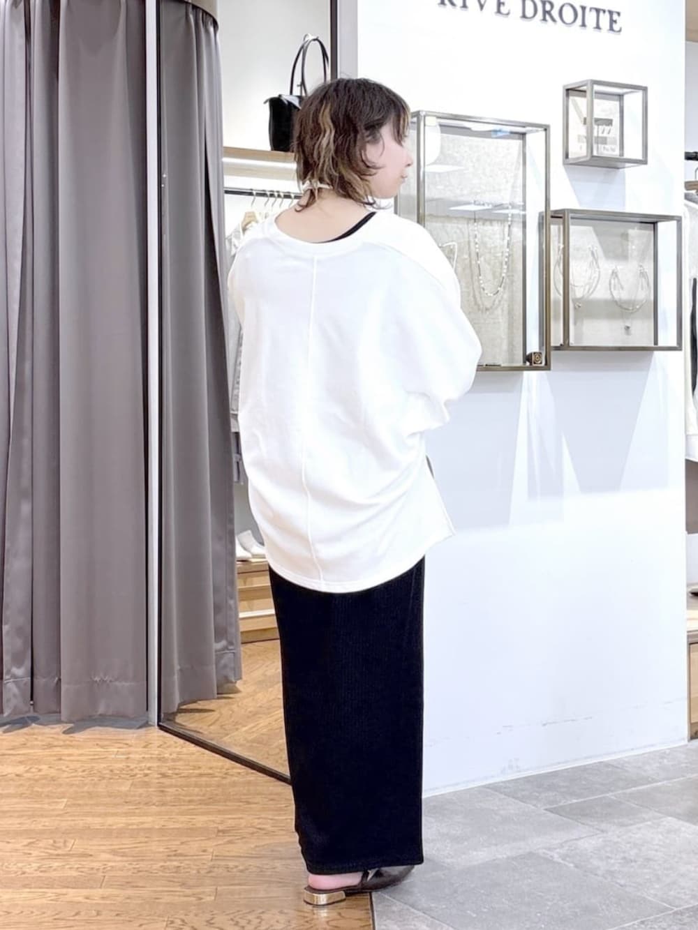 ブラウン系のその他シューズ、ホワイト系のスウェット、ブラック系のワンピースを着用したレディースの春コーディネートの3枚目の写真