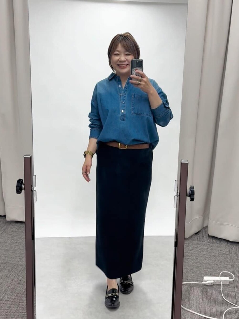 ブルー系のスカート、ブルー系のシャツ/ブラウス、レッド系のベルトを着用したレディースの冬コーディネートの2枚目の写真