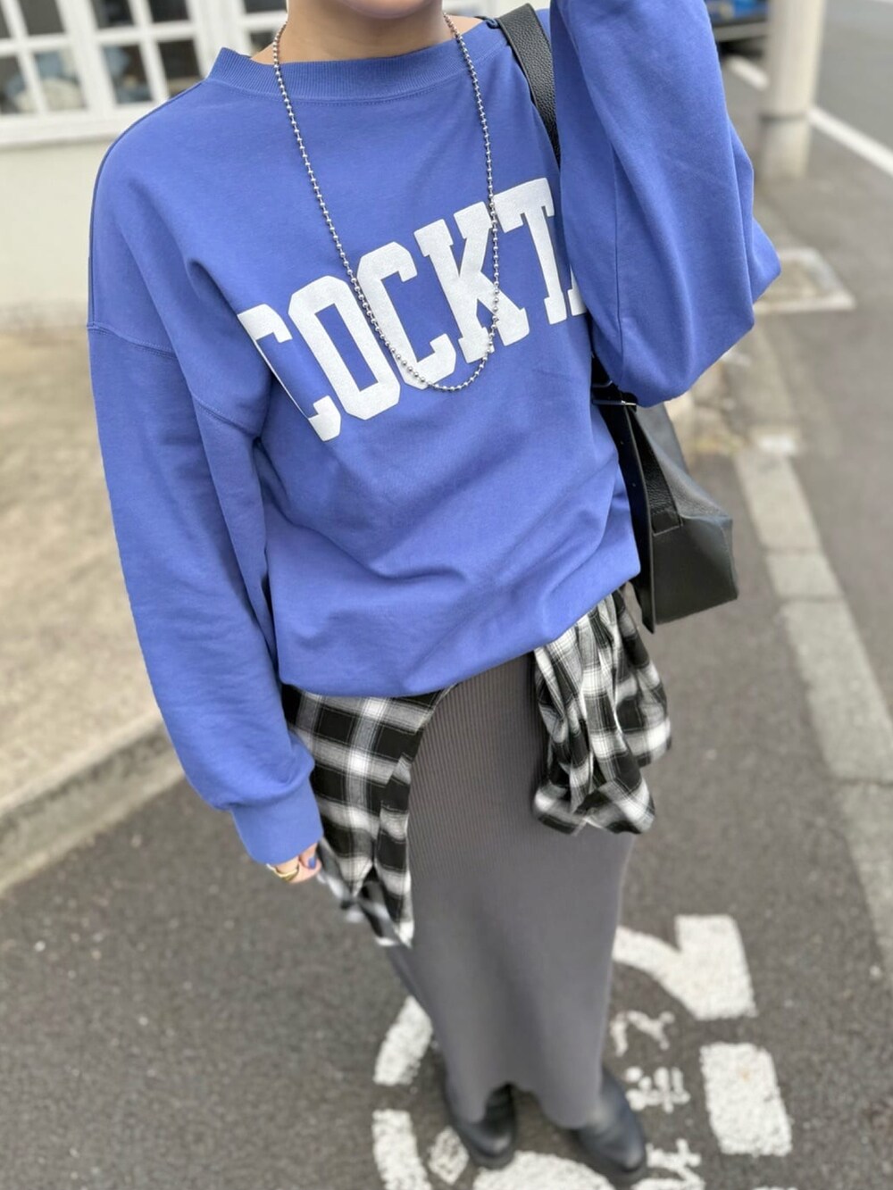 ブルー系のスウェット、グレー系のスカート、ブラック系のシャツ/ブラウスを着用したレディースの冬コーディネートの3枚目の写真