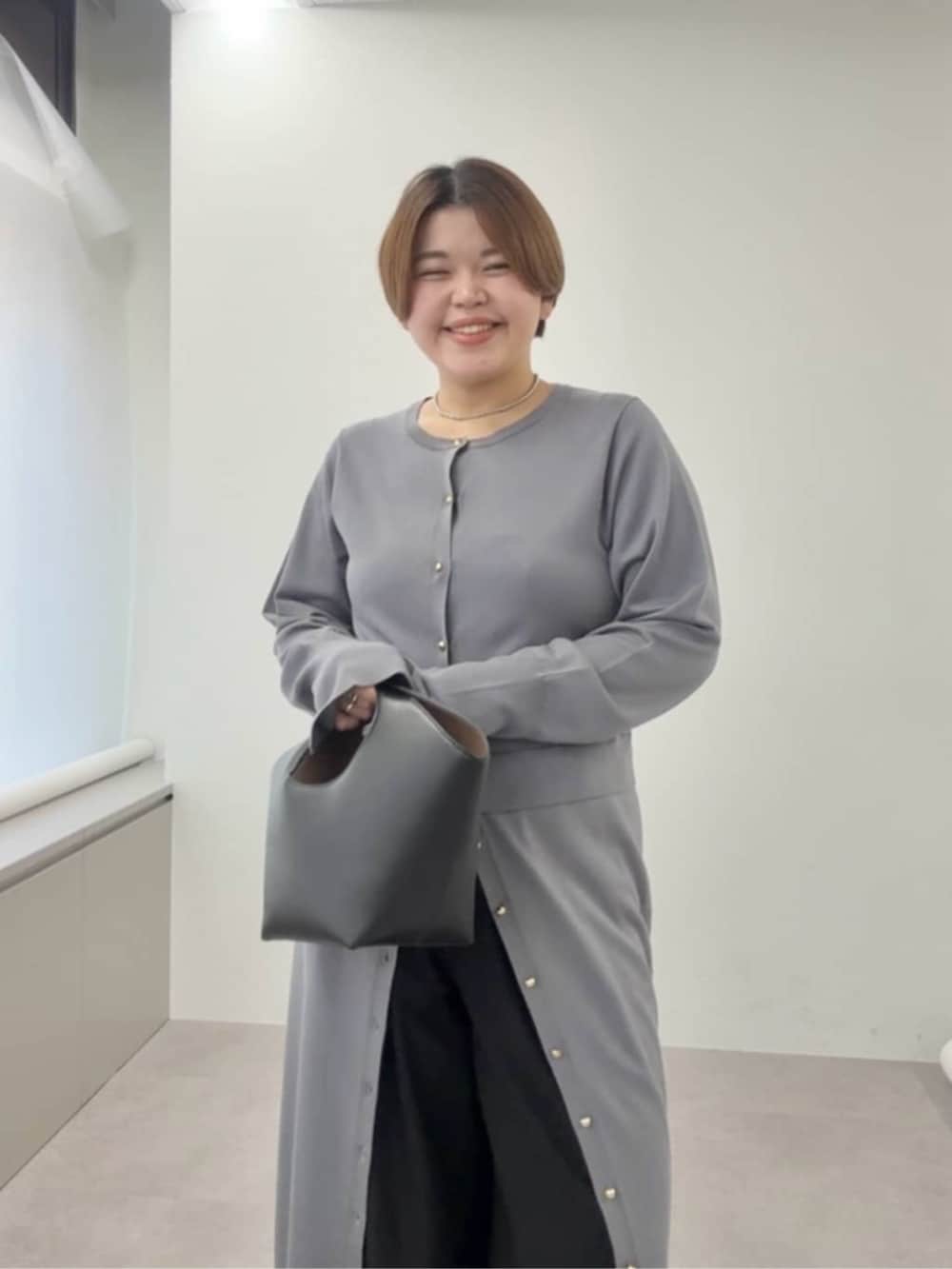 ブラック系のスラックス、ブラック系のハンドバッグ、ブラック系のその他シューズを着用したレディースの秋コーディネートの4枚目の写真