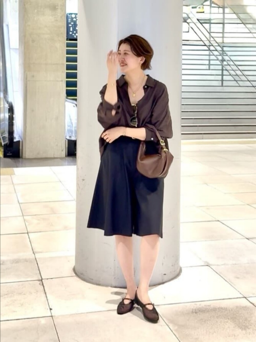 ブラウン系のシャツ/ブラウス、ブラック系のその他パンツ、ブラウン系のショルダーバッグを着用したレディースの夏コーディネートの2枚目の写真