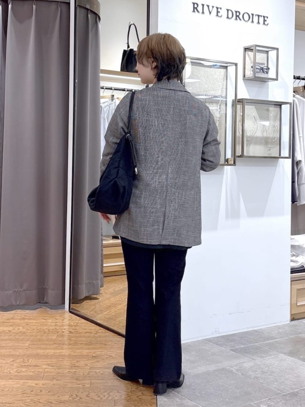 ブラック系のその他パンツ、ブラック系のテーラードジャケット、ブラック系のトートバッグを着用したレディースの春コーディネートの3枚目の写真