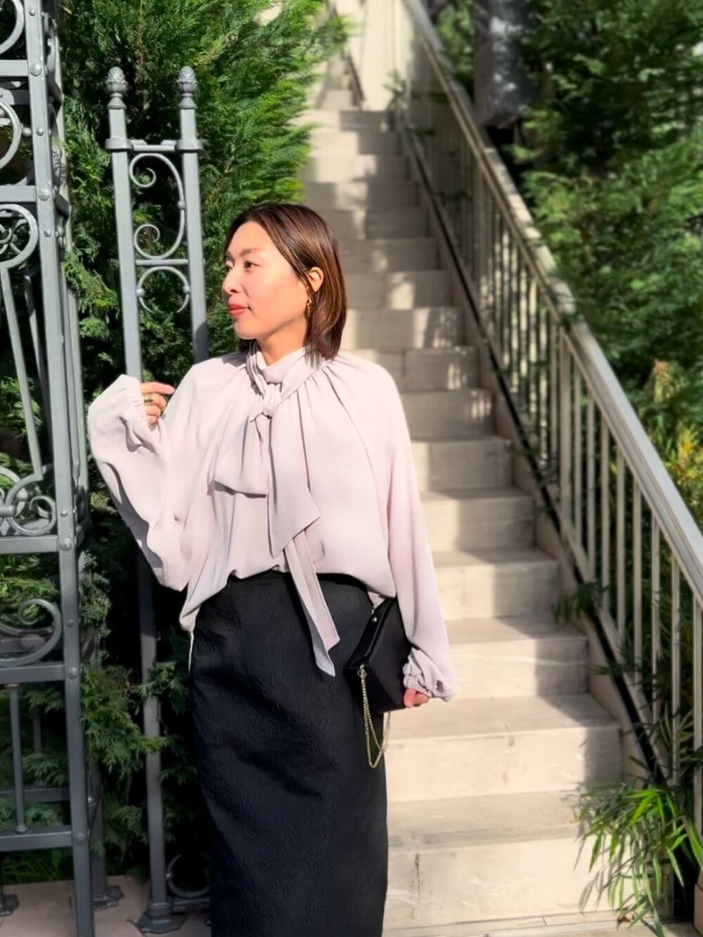 ベージュ系のシャツ/ブラウス、ブルー系のスカート、ブラック系のブーツを着用したレディースの冬コーディネートの4枚目の写真