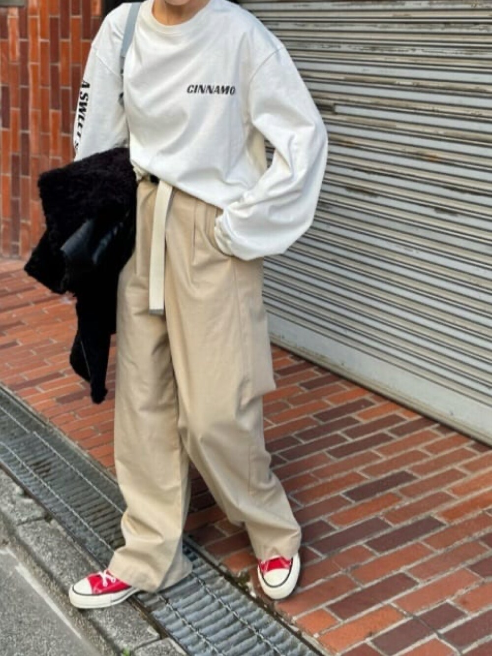 ホワイト系のTシャツ/カットソー、ベージュ系のチノパンツを着用したレディースの冬コーディネートの4枚目の写真