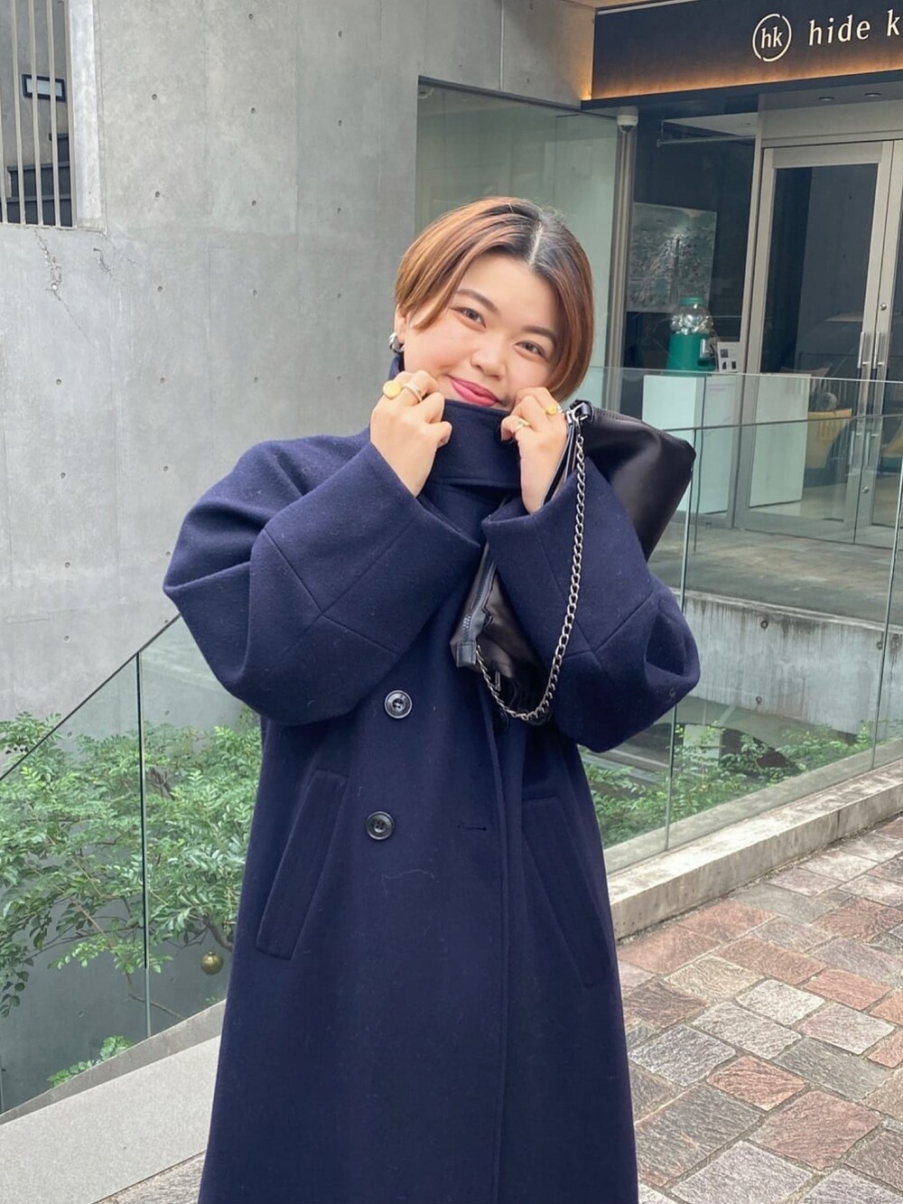 ブルー系のその他アウター、ブラック系のブーツを着用したレディースの冬コーディネートの4枚目の写真