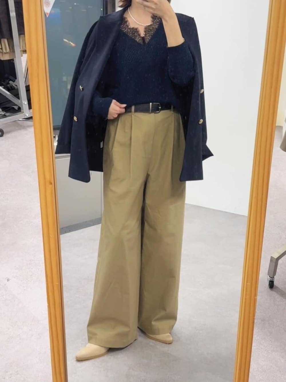 ベージュ系のその他シューズ、ベージュ系のショルダーバッグ、ブルー系のニット/セーターを着用したレディースの春コーディネートの3枚目の写真