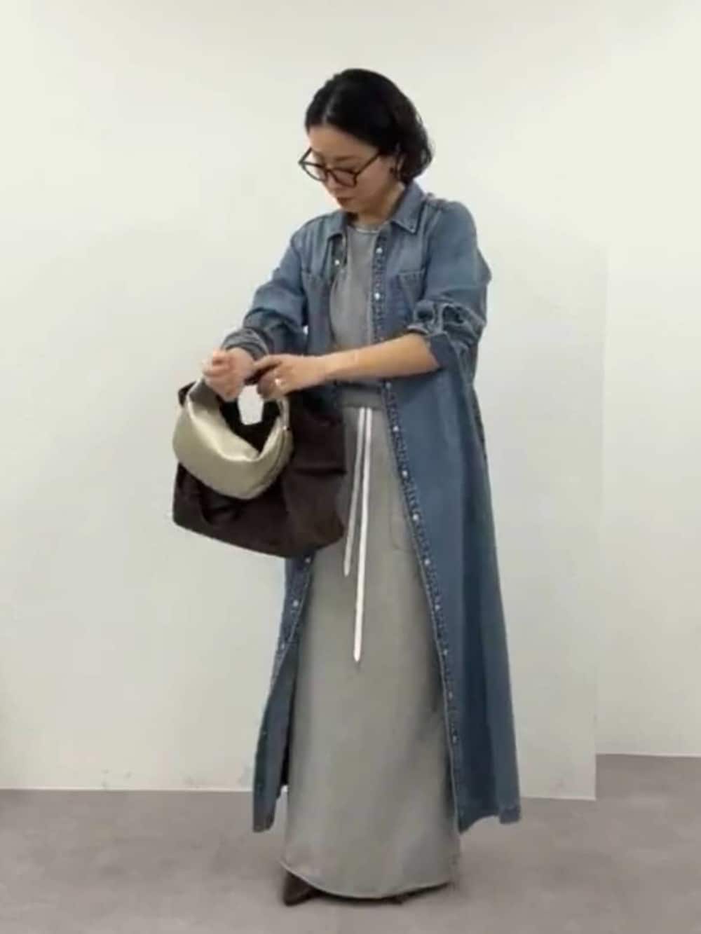 ブラウン系のその他シューズ、ブルー系のワンピース、グレー系のスカートを着用したレディースの春コーディネートの8枚目の写真