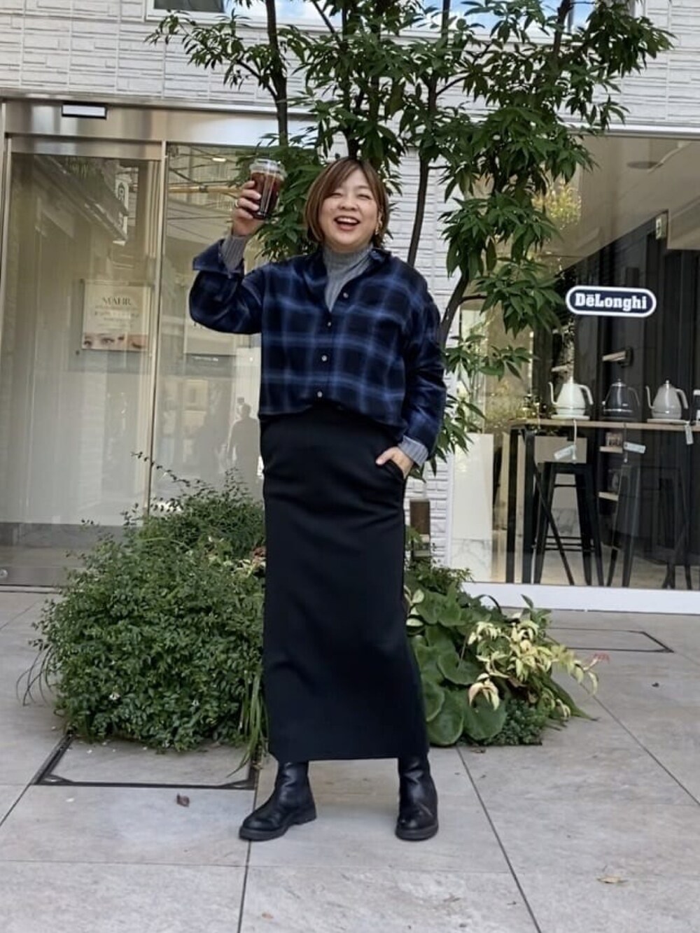 ブルー系のシャツ/ブラウス、ブラック系のスカートを着用したレディースの冬コーディネートの3枚目の写真