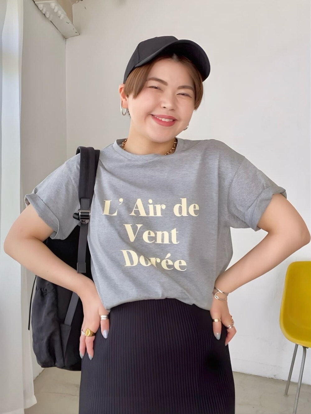 ブラック系のスカート、グレー系のTシャツ/カットソーを着用したレディースの春コーディネートの3枚目の写真