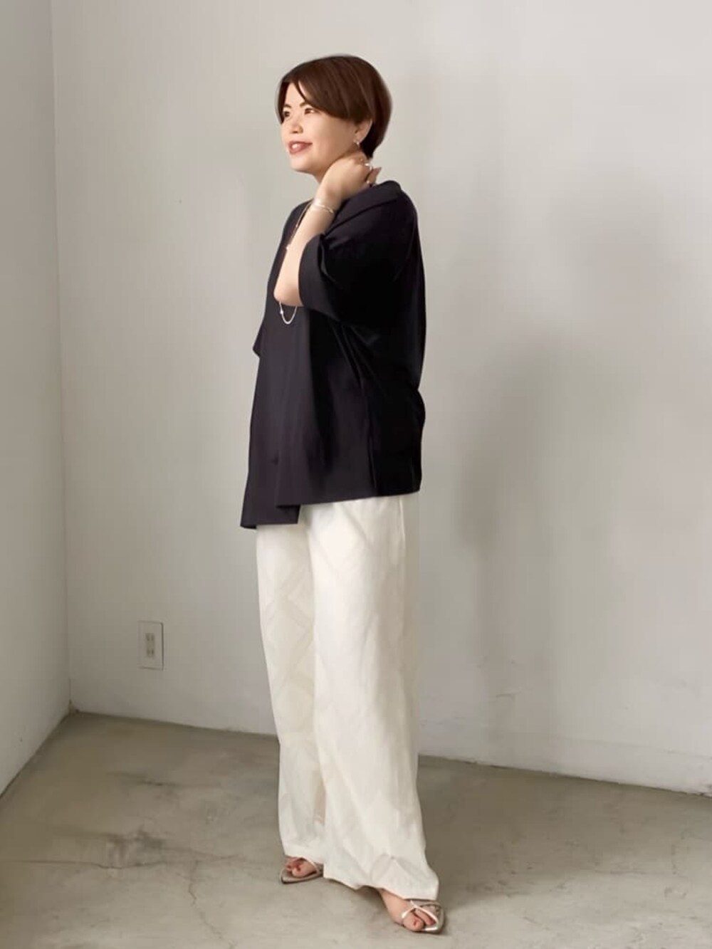 ブラック系のTシャツ/カットソー、ホワイト系のその他パンツを着用したレディースの春コーディネートの2枚目の写真