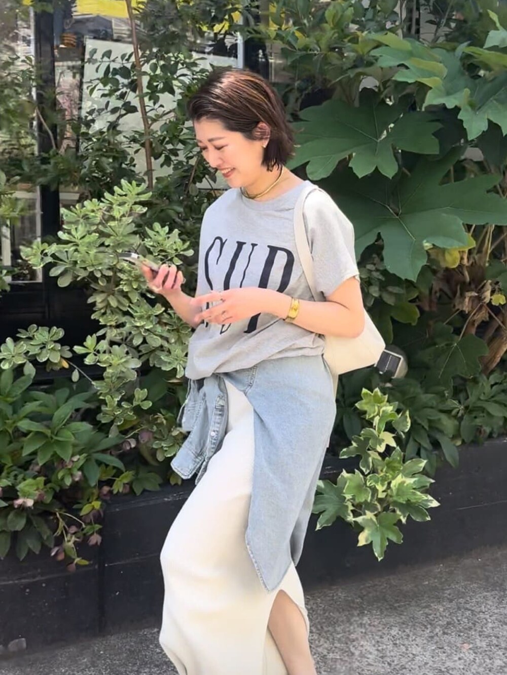 ホワイト系のスカート、ブラック系のサンダル、ブルー系のシャツ/ブラウスを着用したレディースの春コーディネートの4枚目の写真