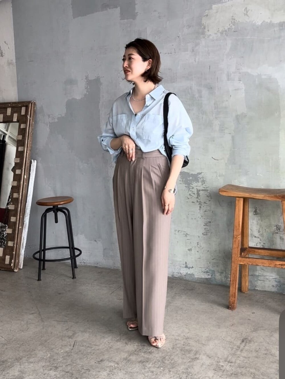 ブルー系のシャツ/ブラウス、シルバー系のサンダル、ブラック系のボディバッグ/ウエストポーチを着用したレディースの春コーディネートの2枚目の写真