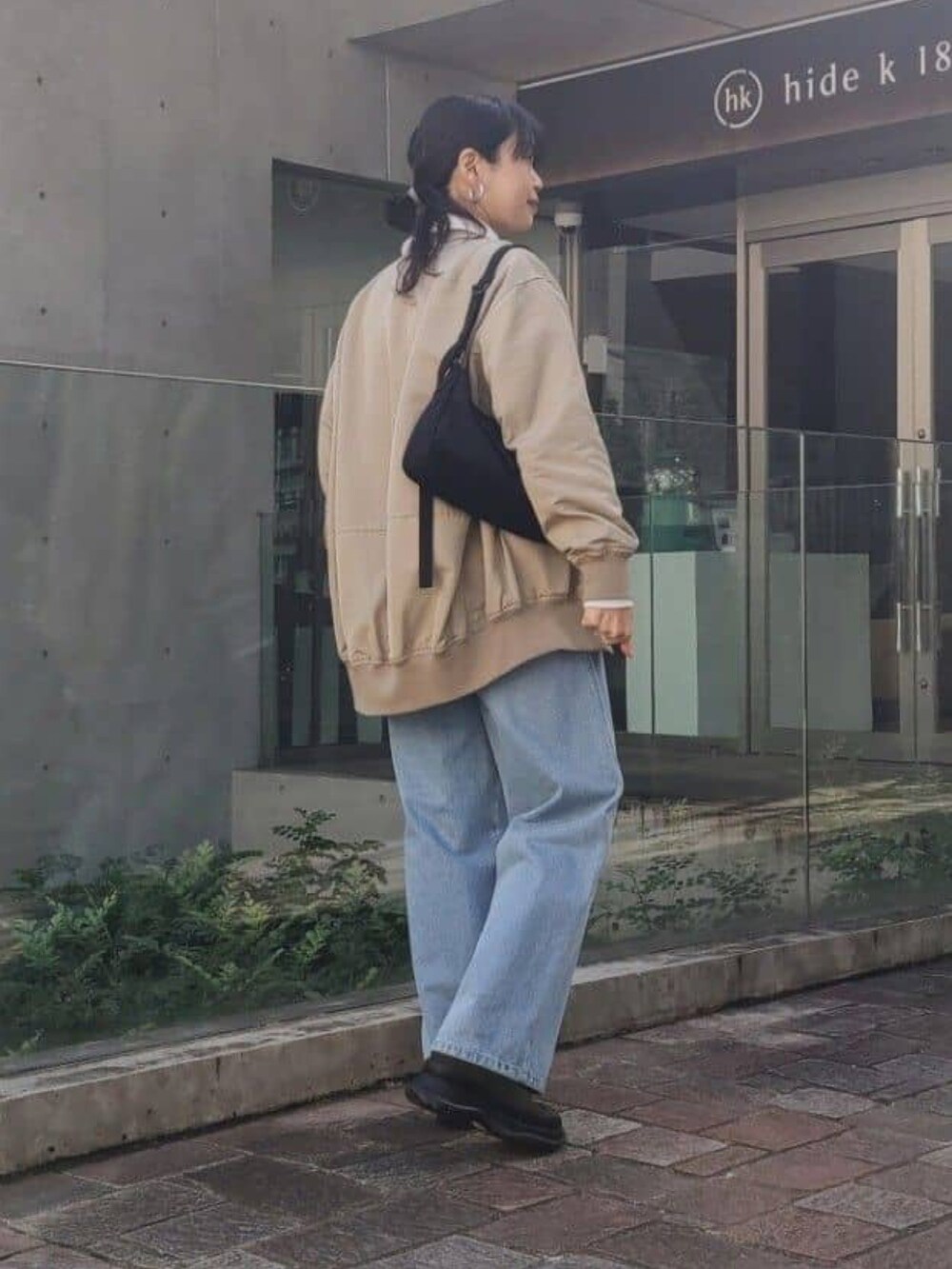 ブルー系のデニムパンツを着用したレディースの冬コーディネートの3枚目の写真