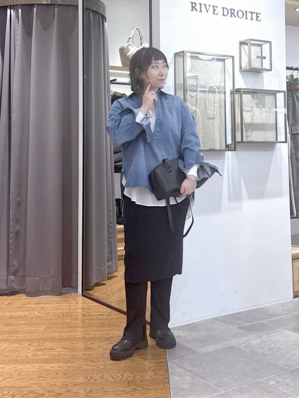 ホワイト系のシャツ/ブラウス、ブラック系のショルダーバッグ、ブルー系のシャツ/ブラウスを着用したレディースの秋コーディネートの5枚目の写真