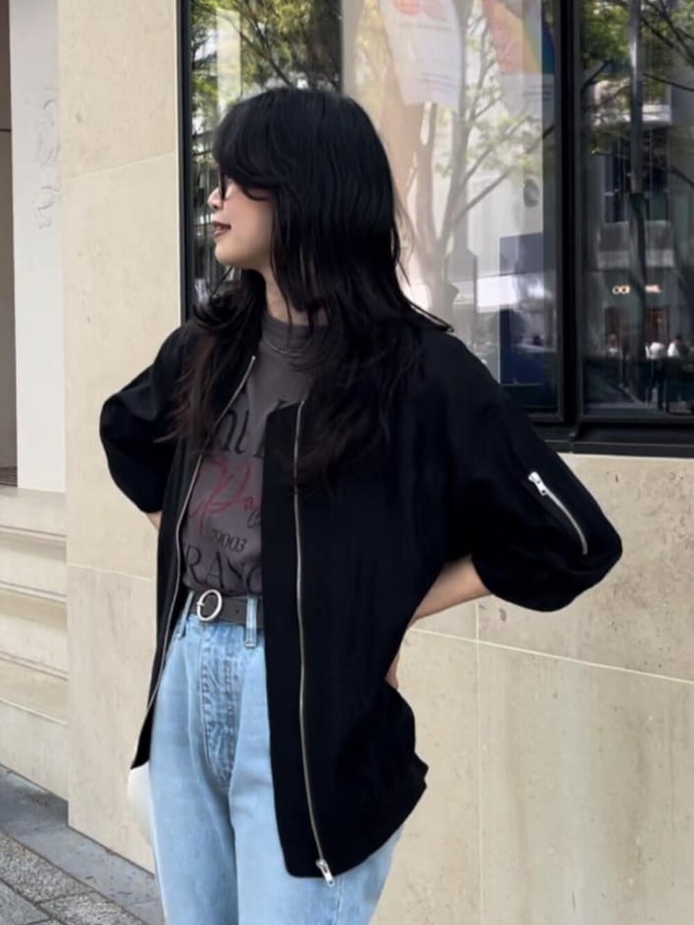 ブルー系のデニムパンツ、グレー系のTシャツ/カットソー、グリーン系のブルゾンを着用したレディースの春コーディネートの4枚目の写真