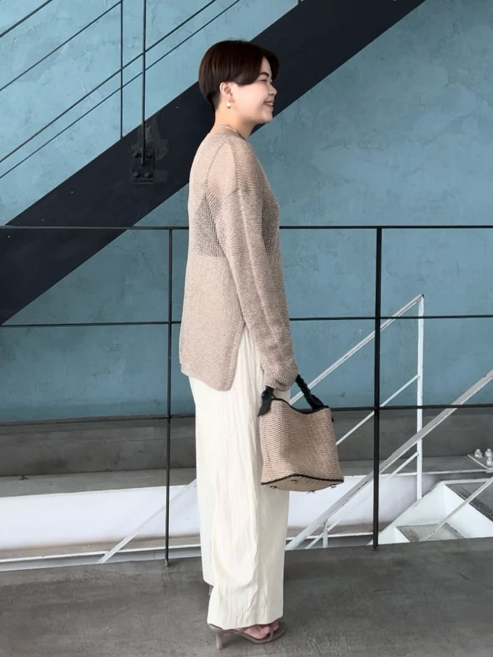 ブラウン系のニット/セーター、グレー系のサンダル、ベージュ系のその他パンツを着用したレディースの夏コーディネートの2枚目の写真