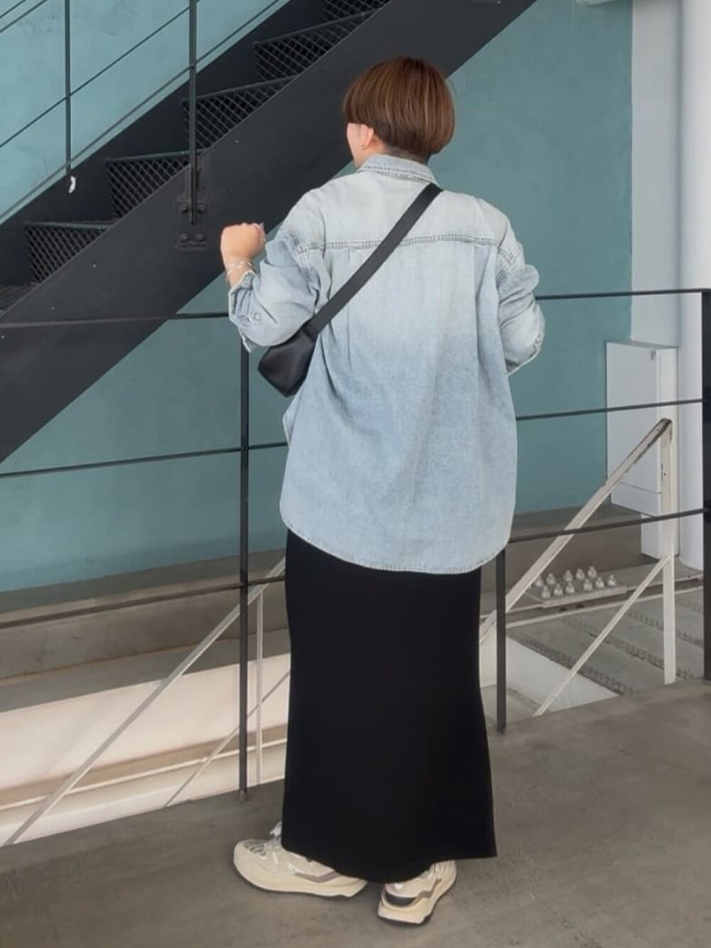 ブラック系のボディバッグ/ウエストポーチ、ブルー系のシャツ/ブラウス、ブラック系のワンピースを着用したレディースの冬コーディネートの3枚目の写真