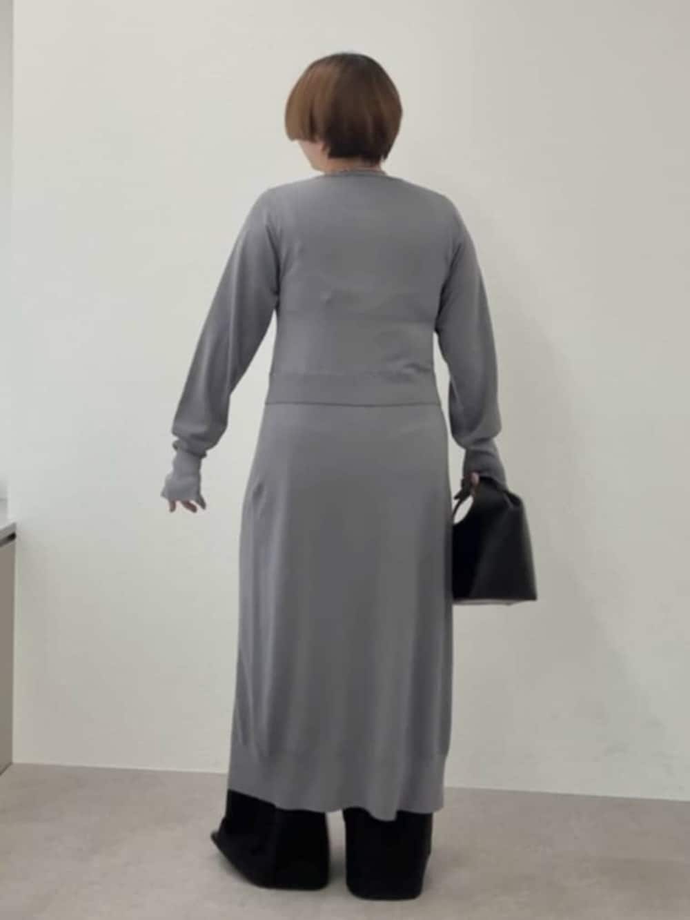 ブラック系のスラックス、ブラック系のハンドバッグ、ブラック系のその他シューズを着用したレディースの秋コーディネートの3枚目の写真