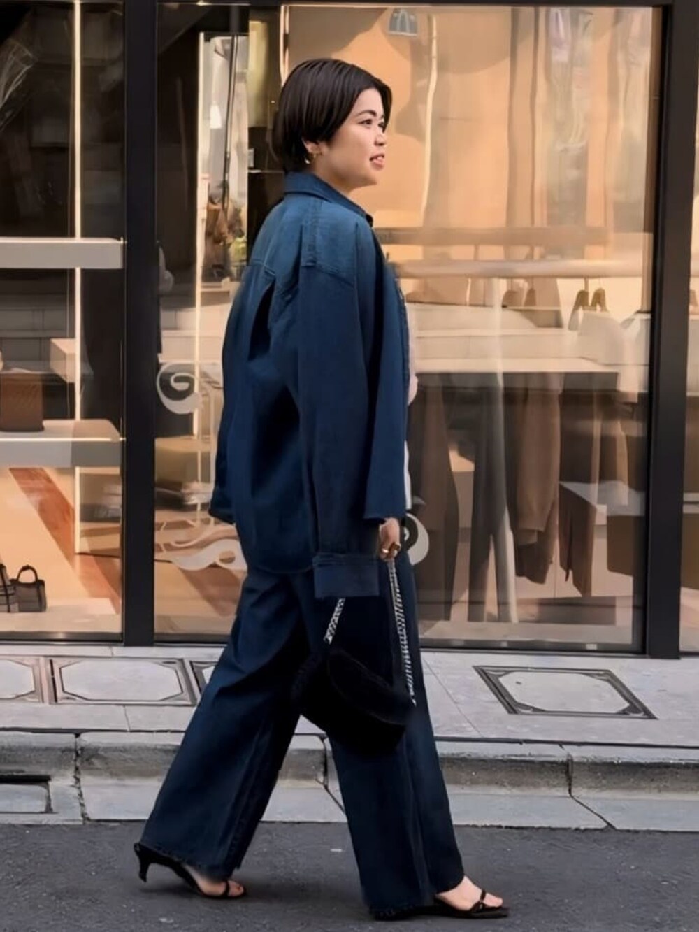 ピンク系のシャツ/ブラウス、ブラック系のショルダーバッグ、ブラック系のサンダルを着用したレディースの春コーディネートの4枚目の写真