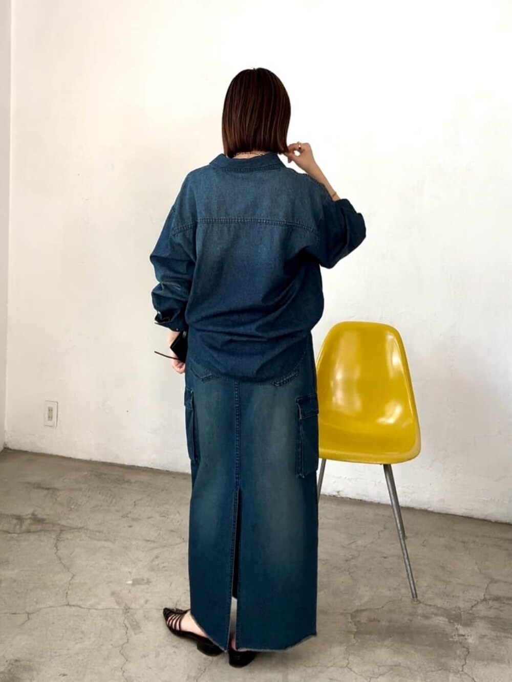 ブルー系のシャツ/ブラウス、シルバー系のサンダル、ブルー系のデニムスカートを着用したレディースの春コーディネートの3枚目の写真