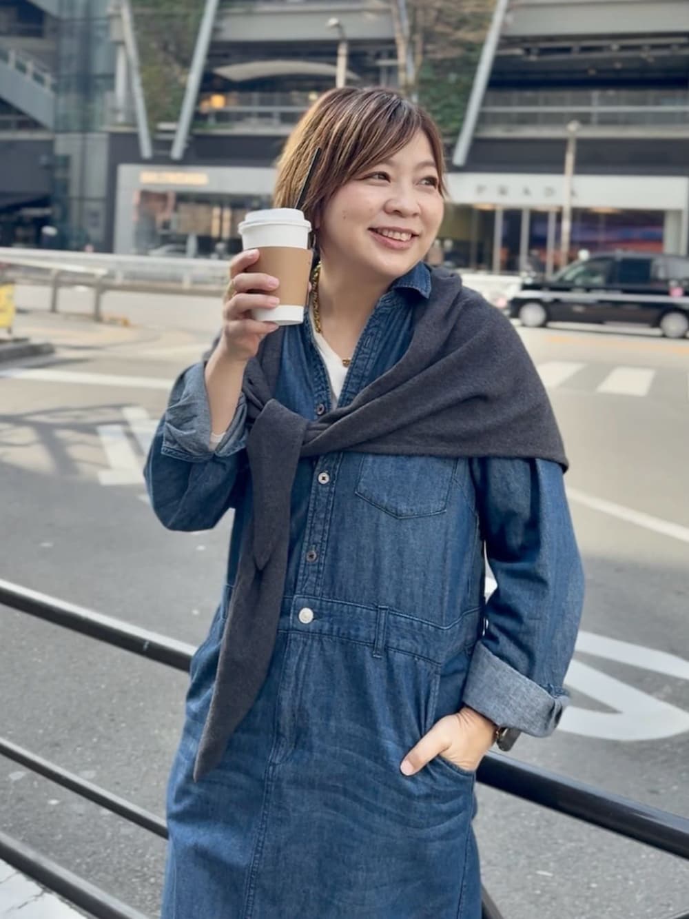 ブルー系のシャツワンピース、グレー系のストール/ショールを着用したレディースの冬コーディネートの3枚目の写真