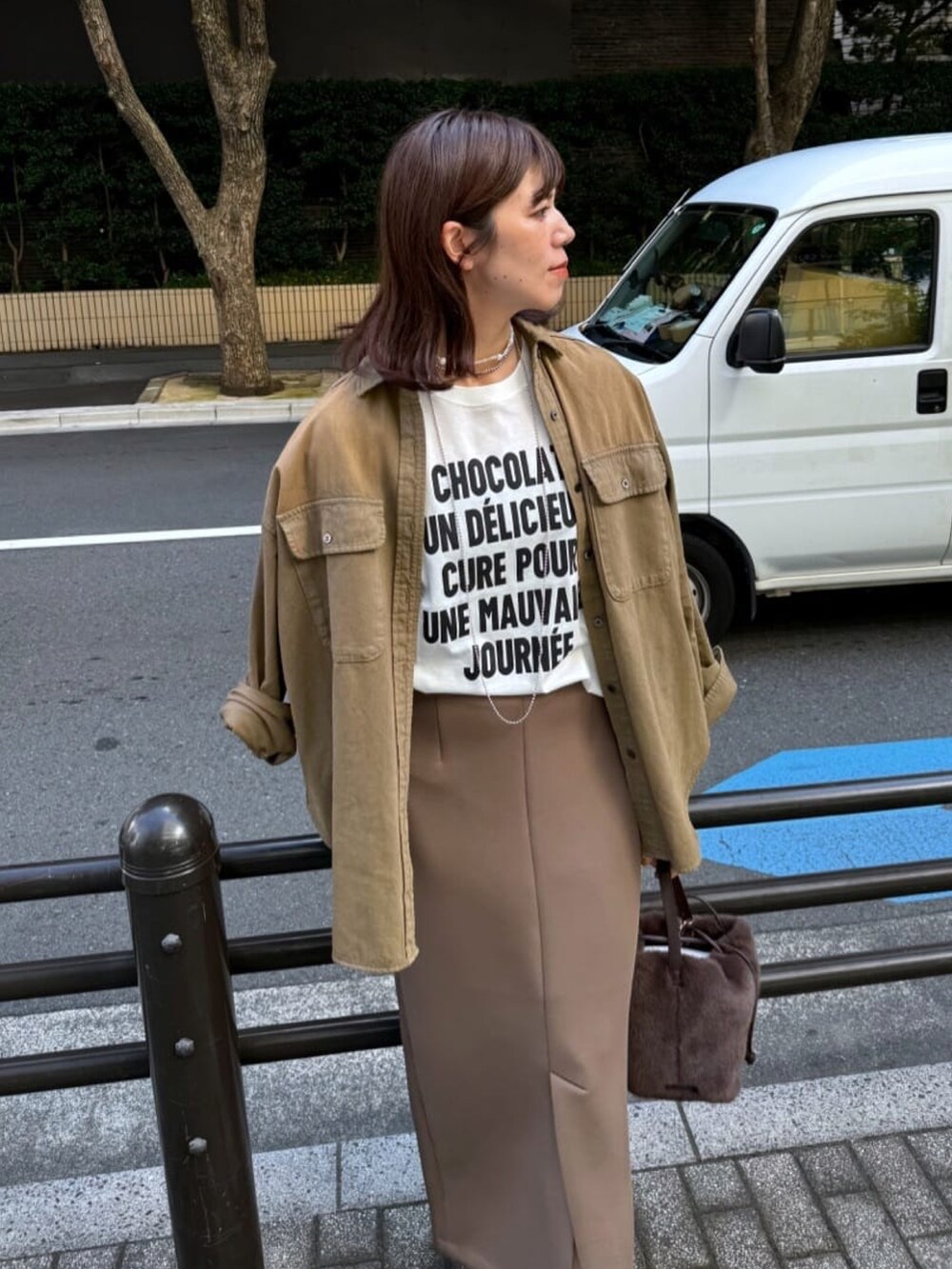 ホワイト系のTシャツ/カットソー、ブラウン系のシャツ/ブラウス、ブラウン系のスカートを着用したレディースの夏コーディネートの2枚目の写真