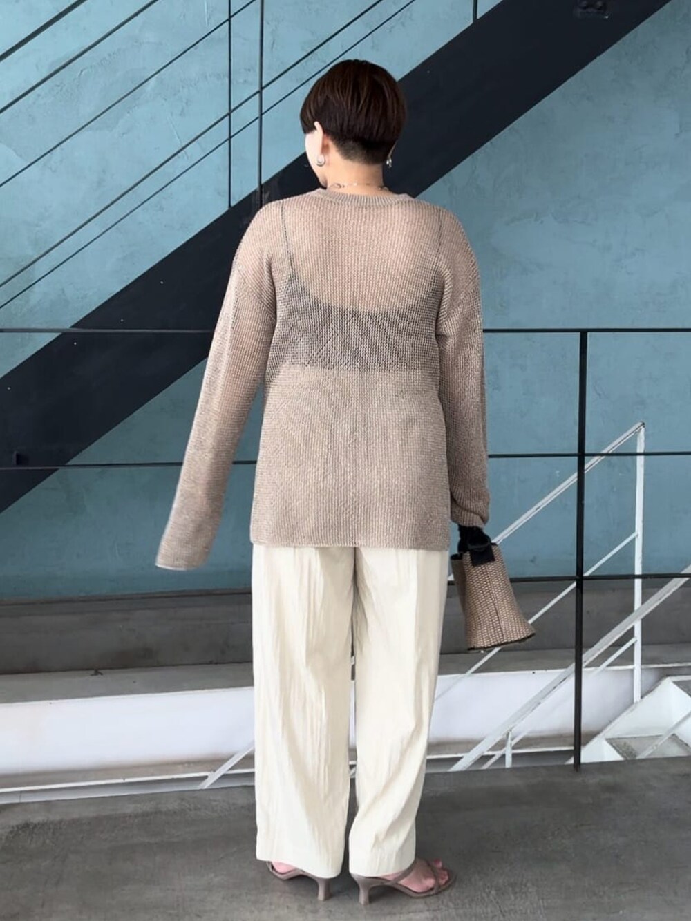 ブラウン系のニット/セーター、グレー系のサンダル、ベージュ系のその他パンツを着用したレディースの夏コーディネートの3枚目の写真