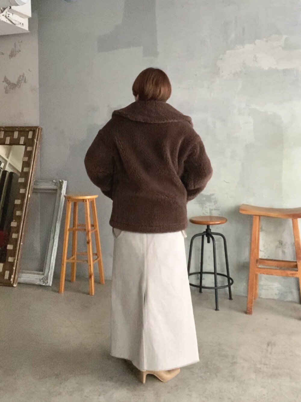 ベージュ系のブーツ、ホワイト系のニット/セーター、ブラウン系のその他アウターを着用したレディースの秋コーディネートの3枚目の写真