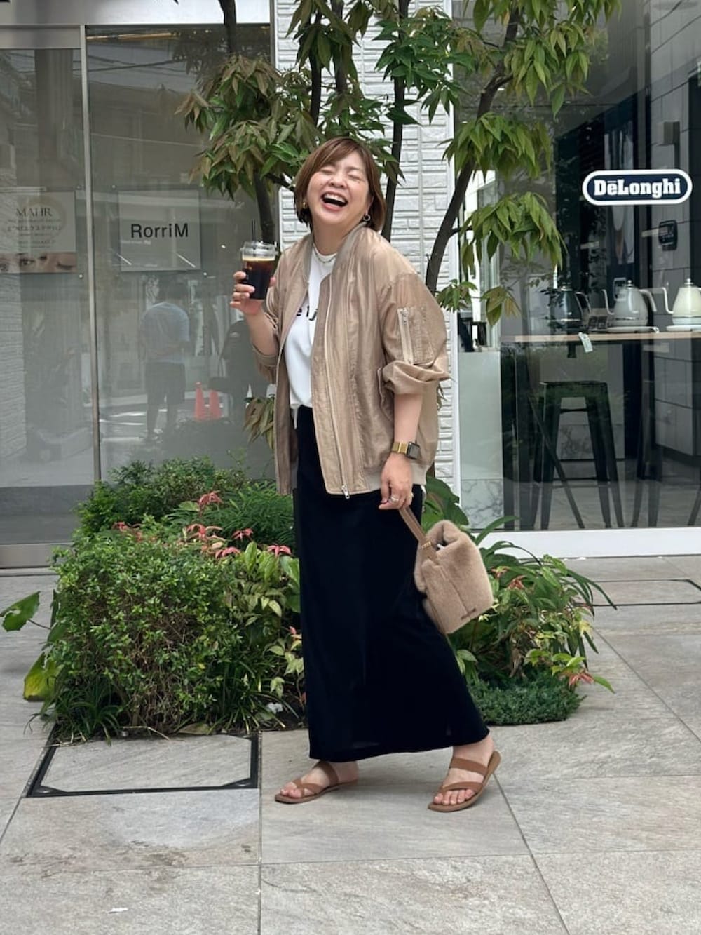「ロゴT、ラクチンコーデ、大人かわいい、オトナカジュアル、今日のコーデ、ラフコーデ、キレイめ、夏コーデ、タイトスカート、ベロアスカート、シアージャケット、シア―ブルゾン」｜「RIVE DROITEのジョーゼットフレンチブラウス（シャツ/ブラウス、ホワイト系）」を使った、RIVE DROITE officialさん（骨格ストレート・レディース・165cm）の夏コーディネートの2枚目の写真