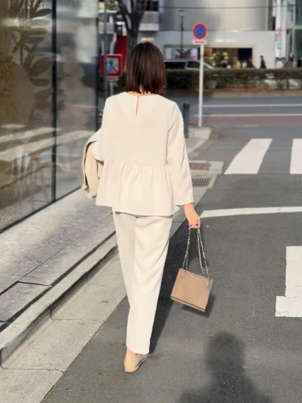 ホワイト系のシャツ/ブラウス、ホワイト系のその他パンツ、ベージュ系のローファーを着用したレディースの冬コーディネートの2枚目の写真