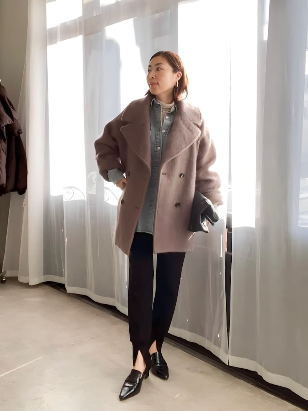 ブルー系のシャツ/ブラウス、ブラック系のその他パンツ、ブラック系のローファーを着用したレディースの冬コーディネートの3枚目の写真