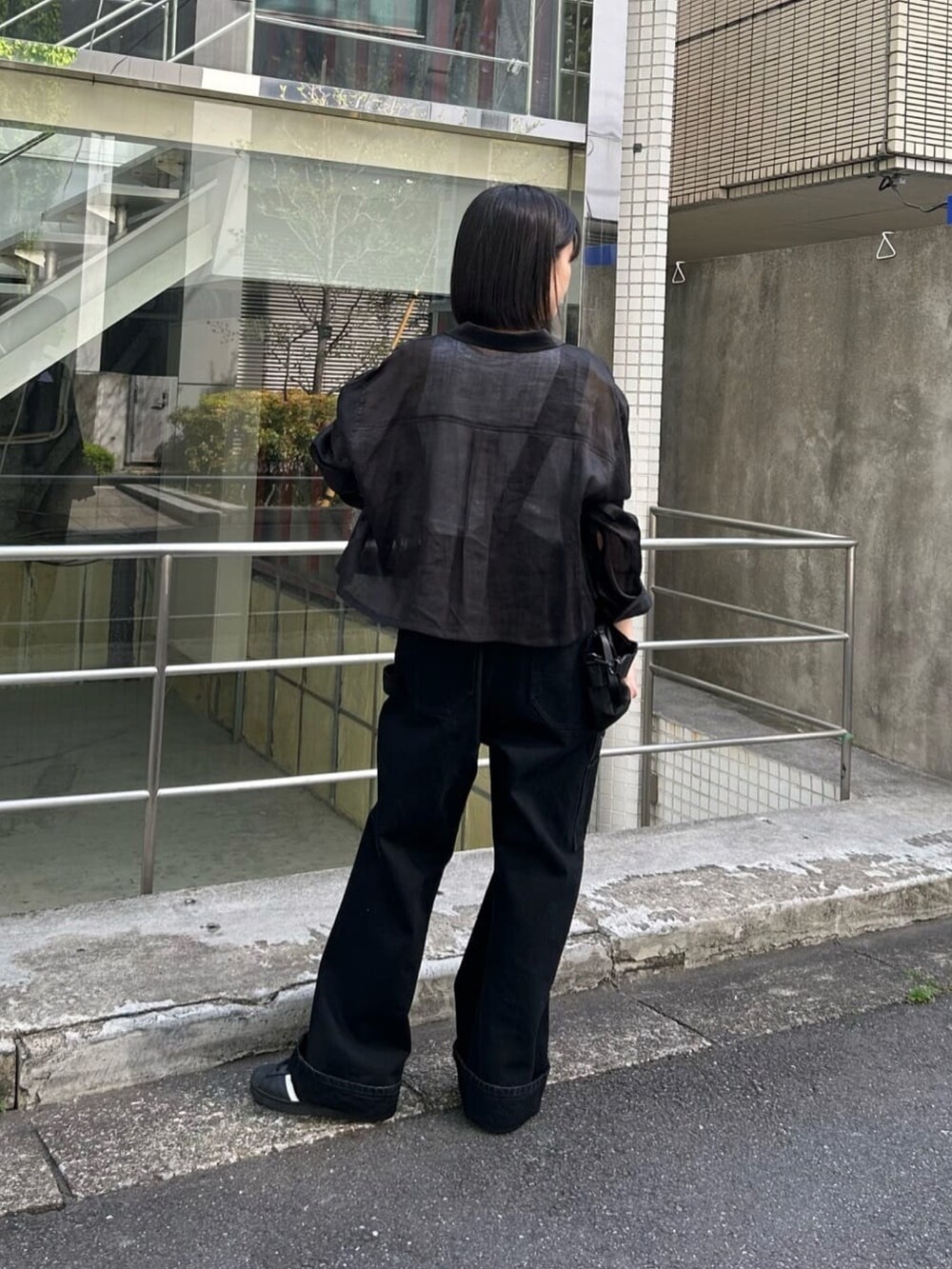 ブラック系のシャツ/ブラウス、ブラック系のサロペット/オーバーオールを着用したレディースの春コーディネートの3枚目の写真