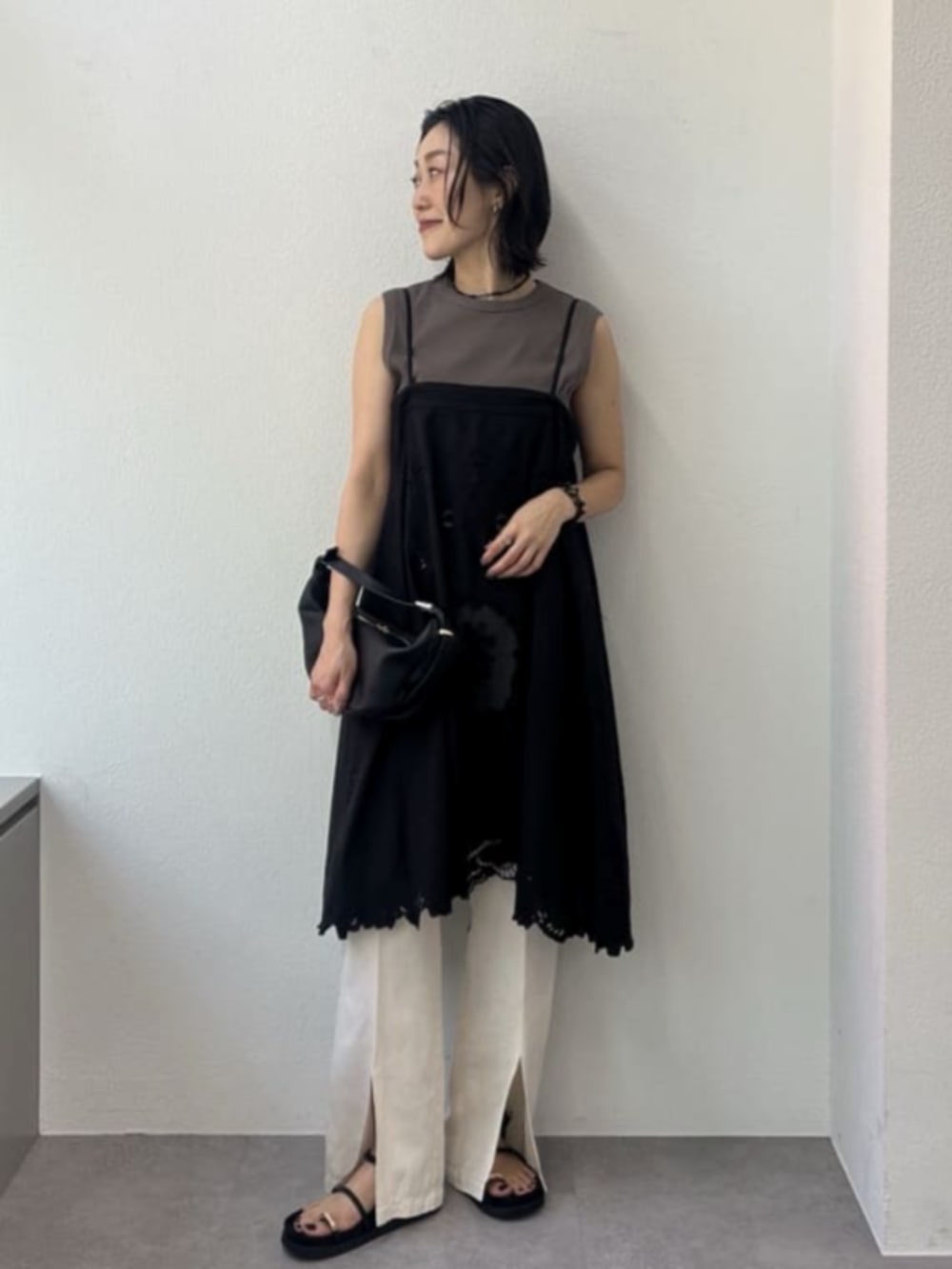 ブラック系のショルダーバッグ、ブラック系のシャツ/ブラウス、グレー系のTシャツ/カットソーを着用したレディースの春コーディネートの4枚目の写真
