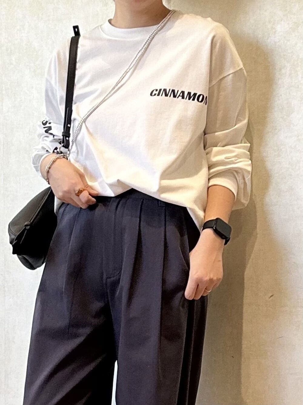 ホワイト系のTシャツ/カットソー、ブルー系のチノパンツ、ブラック系のローファーを着用したレディースの冬コーディネートの3枚目の写真