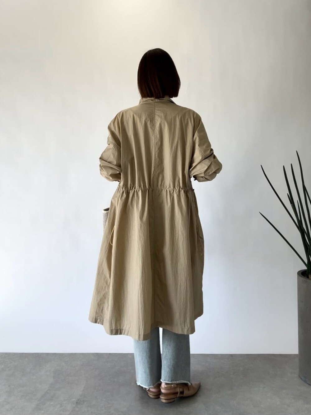 ホワイト系のニット/セーター、ベージュ系のジャケット/アウター、ホワイト系のショルダーバッグを着用したレディースの春コーディネートの3枚目の写真