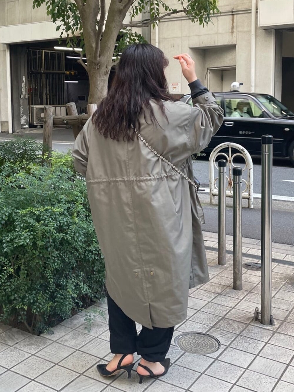 「ファッションを楽しもう、大人カジュアル、おでかけコーデ、シンプルスタイル、着回しコーデ、大人コーデ、キレイめ、ゆったりコーデ、ミリタリーコート、カーキアウター、低身長コーデ」｜「RIVE DROITEのオペラパンプス（パンプス、ブラック系）」を使った、RIVE DROITE officialさん（レディース・153cm）の秋コーディネートの3枚目の写真