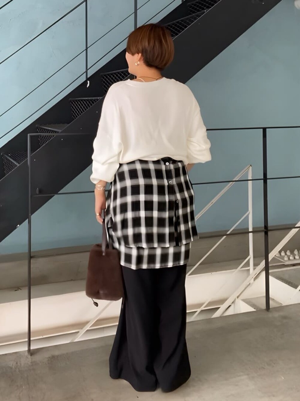 ホワイト系のTシャツ/カットソー、ブラック系のスラックス、シルバー系のパンプスを着用したレディースの秋コーディネートの2枚目の写真