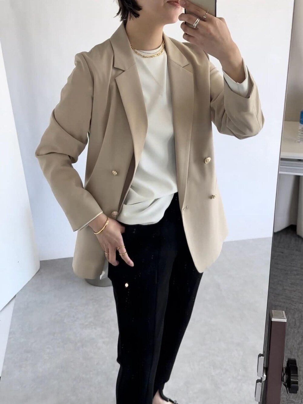 ブラック系のその他パンツ、ベージュ系のテーラードジャケット、ブラック系のTシャツ/カットソーを着用したレディースの冬コーディネートの4枚目の写真