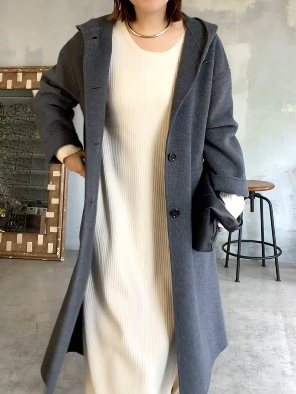 グレー系のその他アウター、ブラック系のワンピース、ベージュ系のブーツを着用したレディースの冬コーディネートの2枚目の写真