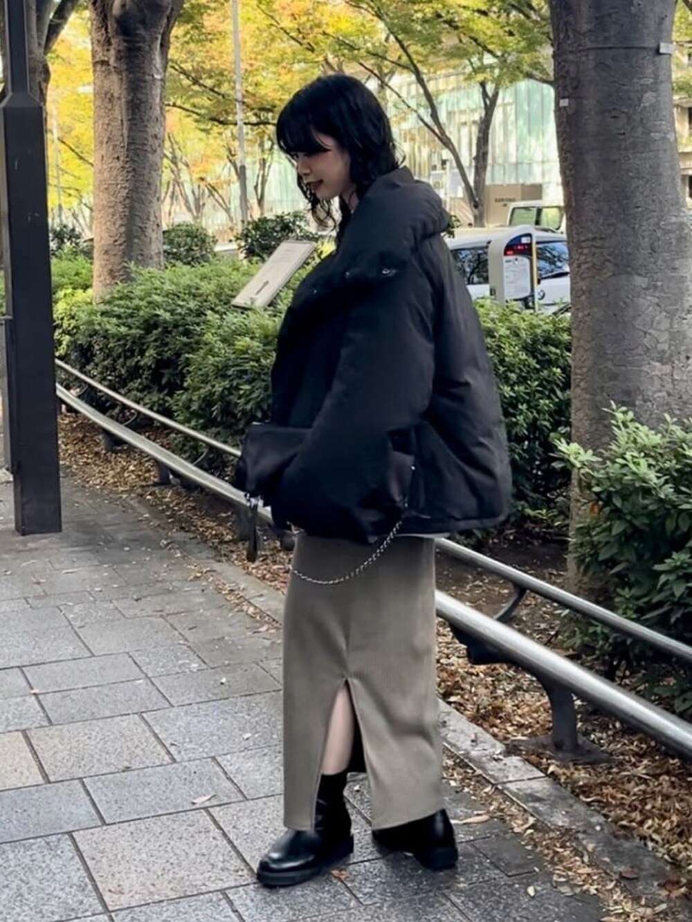 ブラック系のダウンジャケット/コート、グレー系のスウェット、ブラック系のワンピースを着用したレディースの秋コーディネートの2枚目の写真