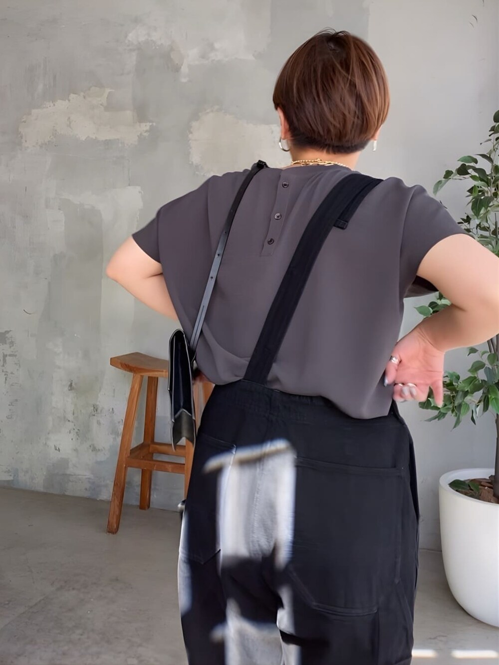 ブラック系のサロペット/オーバーオール、ホワイト系のシャツ/ブラウスを着用したレディースの春コーディネートの4枚目の写真