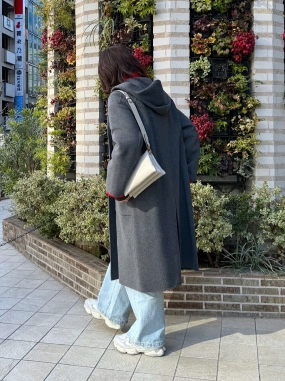 ブルー系のデニムパンツ、グレー系のその他アウターを着用したレディースの冬コーディネートの3枚目の写真