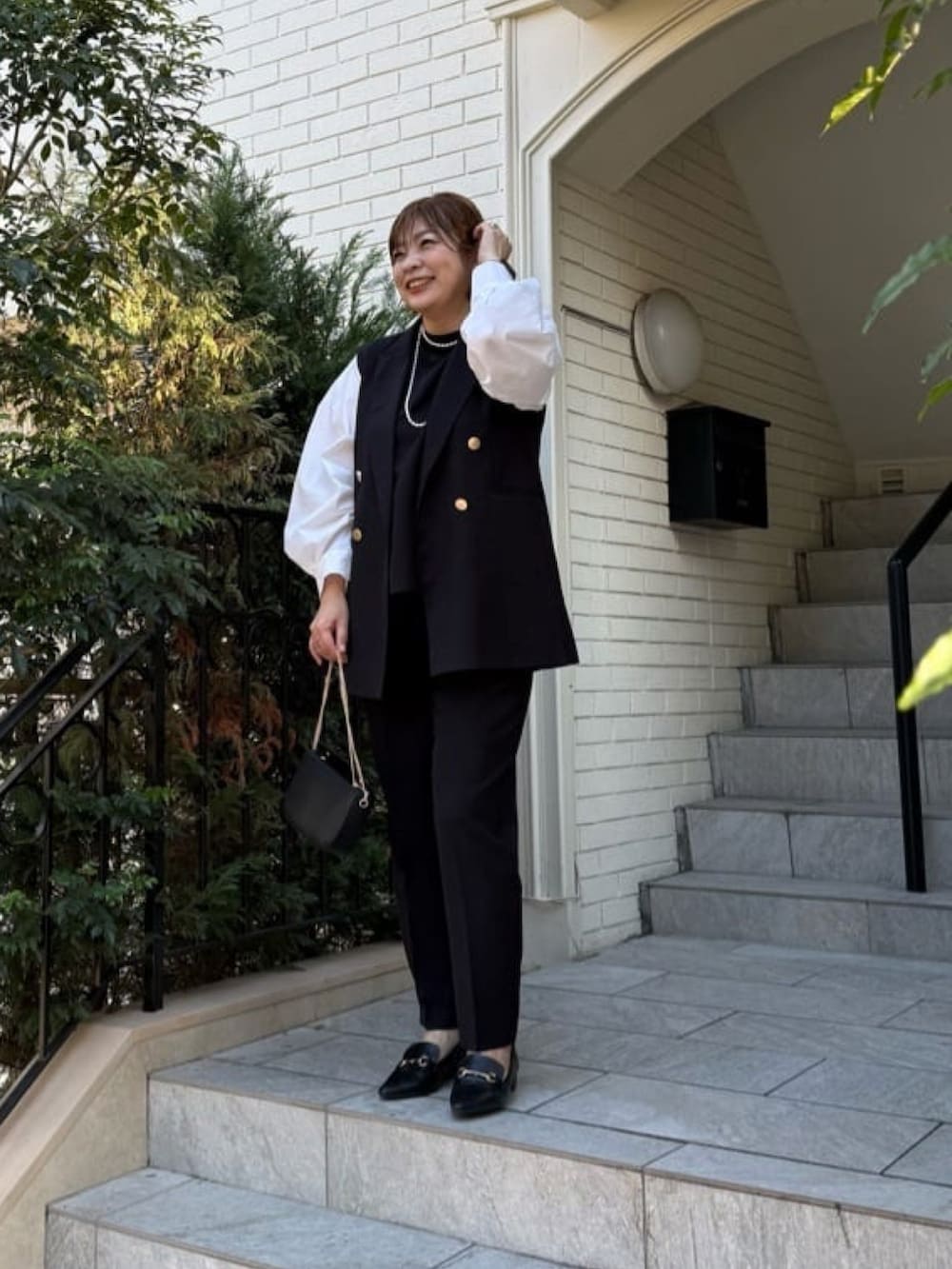 ブラック系のシャツ/ブラウス、ブラック系のベスト、ブラック系のその他パンツを着用したレディースの冬コーディネートの3枚目の写真